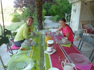 Même les tenues des filles étaient assorties à la nappe. Quel sens du détail!