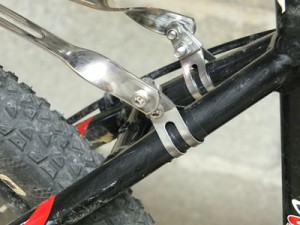 Collier œillet utilisé sur un VTT sans œillet